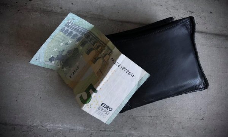 Nën kërcënimin e armës ish-bashkëshorti ia merr telefonin dhe kuletën me 5 euro