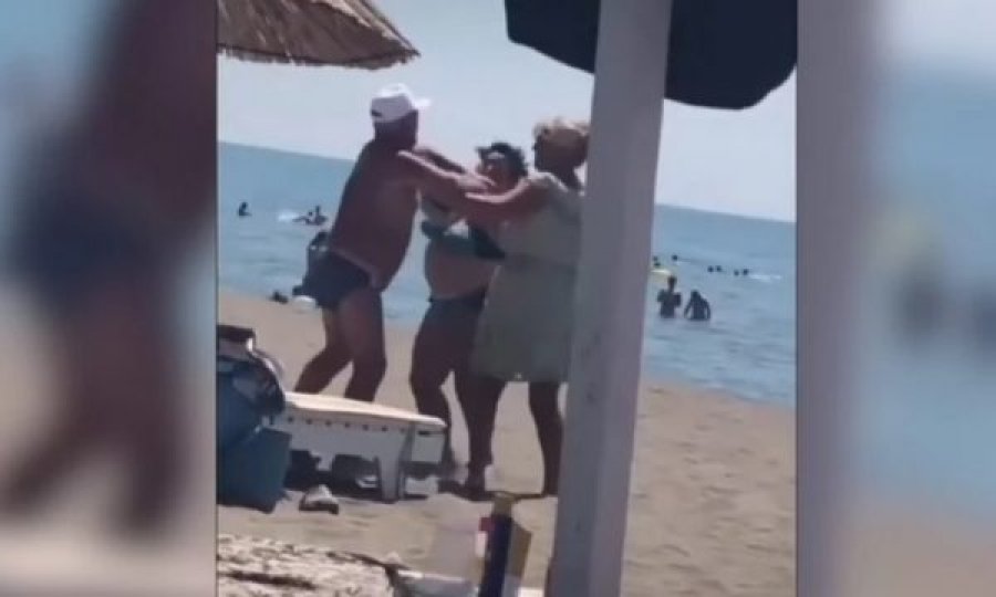 Rrahje mes një gruaje dhe një burri në një plazh të Malit të Zi - bëhen 'horë'