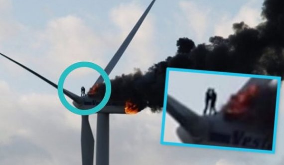 Njëra ndër fotografitë më prekëse të dekadës: Dy punëtorët përqafohen pak para vdekjes mbi turbinën e erës