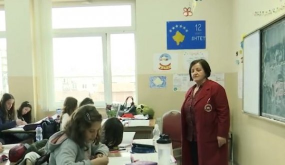 E vështirë dita e parë në shkollë për nxënësit që humbën mësuesen nga Covid-19