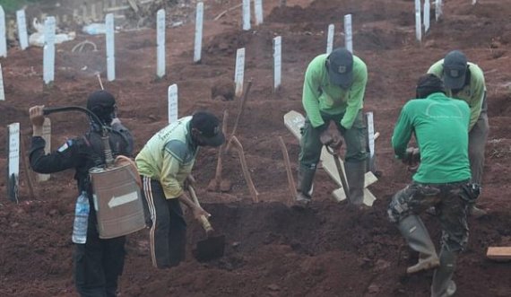 Në Indonezi, ata që refuzojnë ta vendosin maskën dënohen me hapje të varreve për viktimat e virusit