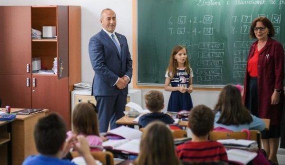 Haradinaj uron nxënësit dhe mësimdhënësit për fillimin e vitit të ri shkollor