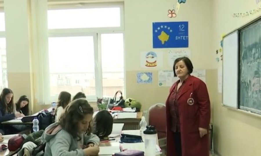 E vështirë dita e parë në shkollë për nxënësit që humbën mësuesen nga Covid-19