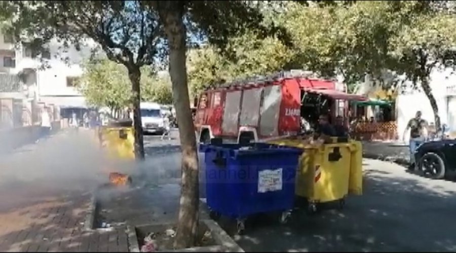 Shumë pranë shkollës, u vihet flaka kazanëve të mbeturinave