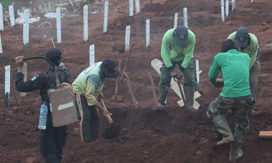 Në Indonezi, ata që refuzojnë ta vendosin maskën dënohen me hapje të varreve për viktimat e virusit