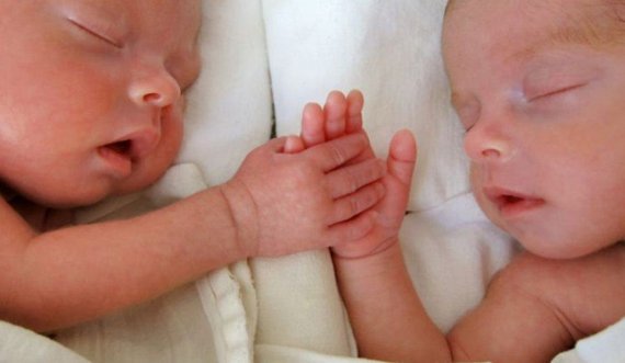 Zoti bëri mrekulli për të! 26 ditë pasi lindi fëmijën, sjellë në jetë edhe dy binjakë, ja si është e mundur që ka ndodhur kjo: Bota është çuditur