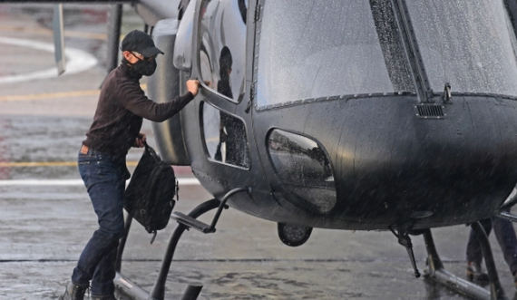 Fotot që po bëjnë xhiron e rrjetit/ Tom Cruise me helikopter privat, vajza e tij pret autobuzin