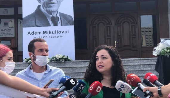 Vjosa Osmani pas homazheve para teatrit për Adem Mikullovcin: Humbëm një njeri të madh