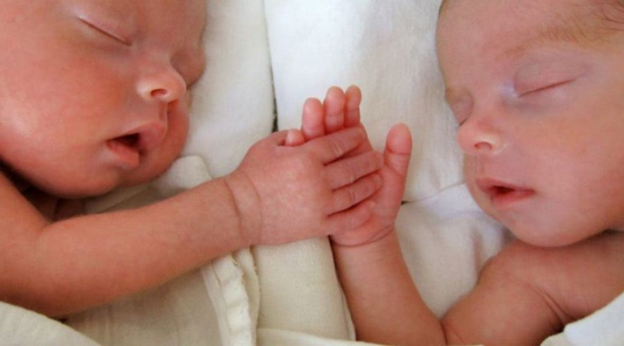 Zoti bëri mrekulli për të! 26 ditë pasi lindi fëmijën, sjellë në jetë edhe dy binjakë, ja si është e mundur që ka ndodhur kjo: Bota është çuditur
