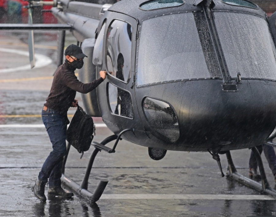 Fotot që po bëjnë xhiron e rrjetit/ Tom Cruise me helikopter privat, vajza e tij pret autobuzin