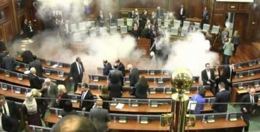 Dështon të nis gjykimi ndaj deputetëve dhe ish-deputetëve për posedimin e gazit lotsjellës në Kuvend