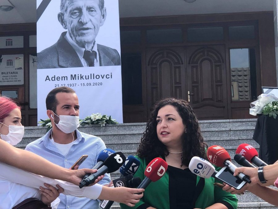 Vjosa Osmani pas homazheve para teatrit për Adem Mikullovcin: Humbëm një njeri të madh