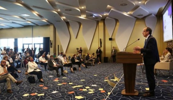 Hoti publikon foto nga diskutimi i sotëm, nuk i injoron ato ku shihen letrat e protestës