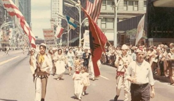 Fotografi e paparë deri më tani: Shqiptarët duke parakaluar në Chicago gjatë viteve të 60’ta