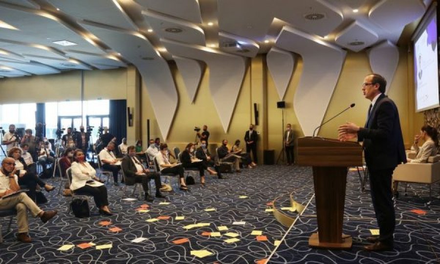 Hoti publikon foto nga diskutimi i sotëm, nuk i injoron ato ku shihen letrat e protestës