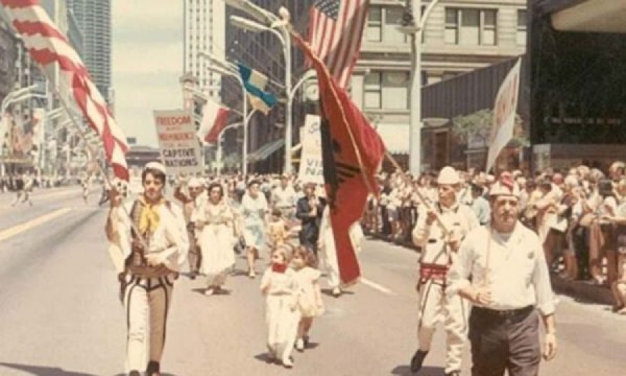 Fotografi e paparë deri më tani: Shqiptarët duke parakaluar në Chicago gjatë viteve të 60’ta