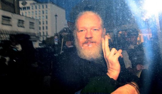 Publikuesi i Letrave të Pentagonit del në mbrojtje të Assange’it gjatë seancës për ekstradim