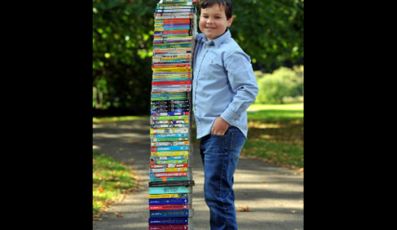  Anglezi 8 vjeç lexon 84 romane për një vit, trashësia e librave është sa gjatësia e tij 