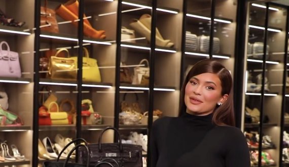 Kylie Jenner zbulon çfarë mban brenda çantës së saj dhe fansat mbetën të zhgënjyer