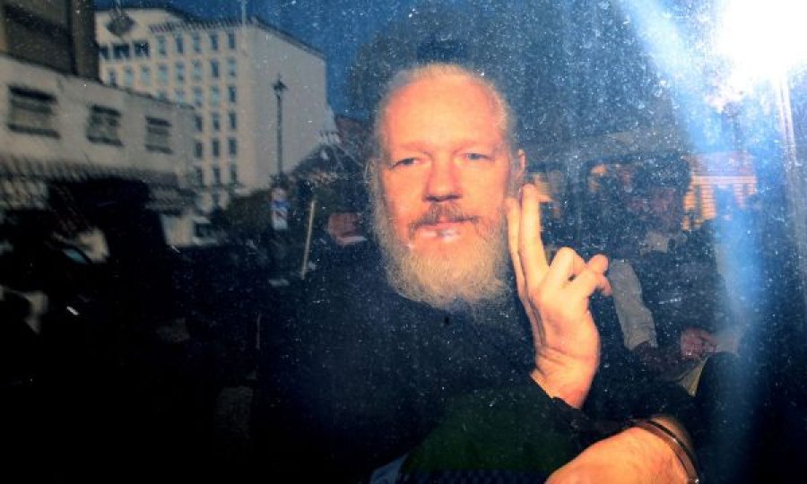 Publikuesi i Letrave të Pentagonit del në mbrojtje të Assange’it gjatë seancës për ekstradim