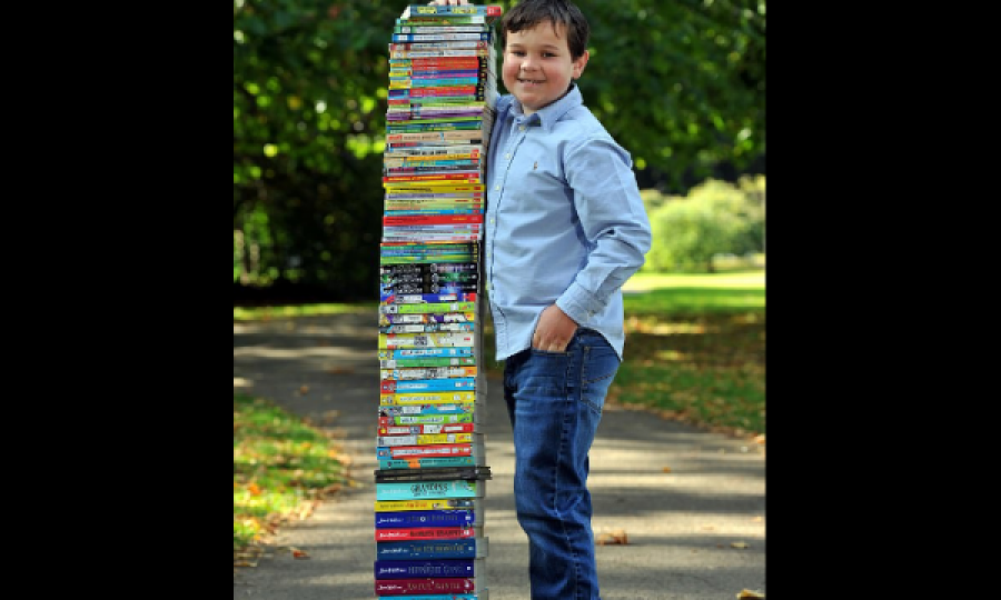  Anglezi 8 vjeç lexon 84 romane për një vit, trashësia e librave është sa gjatësia e tij 