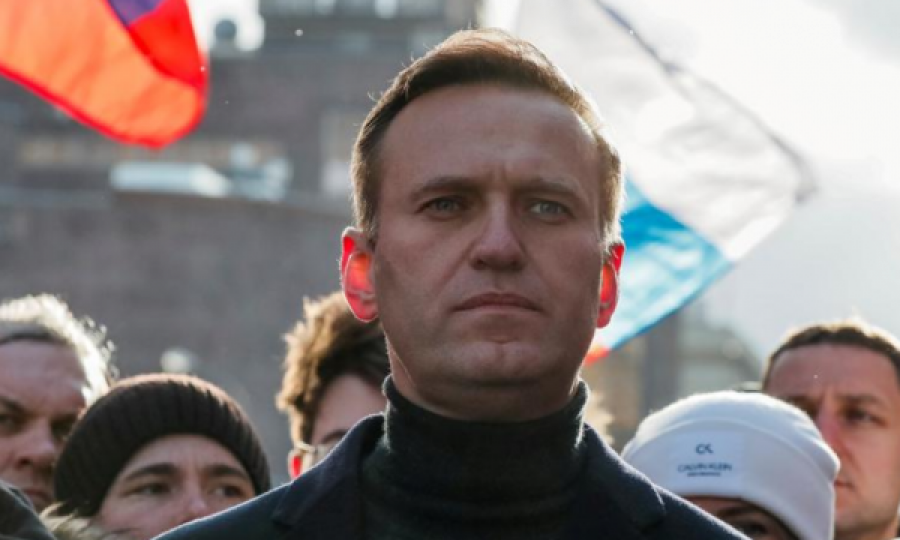 Ekipi i Navalnyt thotë se helmi Noviçok u gjet në shishen e ujit në hotel