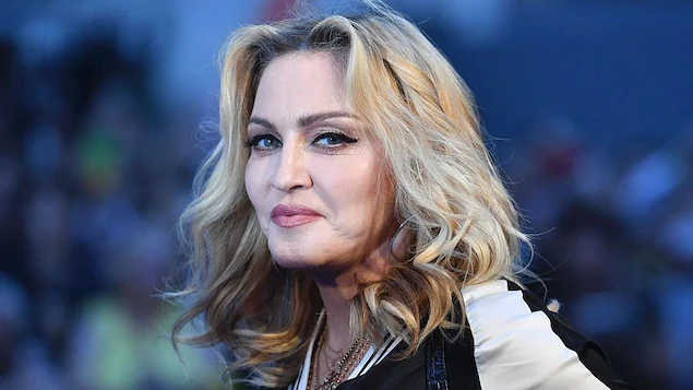 Madonna do ta bëjë regjinë e filmit për jetën e saj