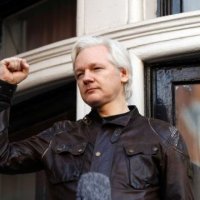 Përfaqësuesit e Trump i ofruan faljen Assange në këmbim të identitetit të ‘spiunit’ mes demokratëve