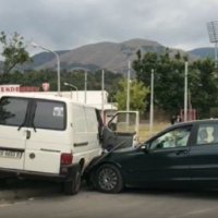 Aksident trafiku mes një furgoni dhe një veture