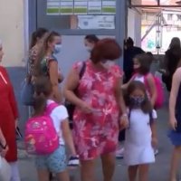 Grumbullimi i prindërve në oborret e shkollave po shihet si rrezik