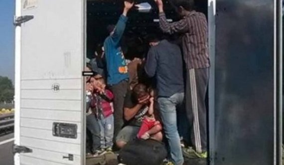 Policia i kap 24 emigrantë nga Siria të fshehur në një kamion në Drenas