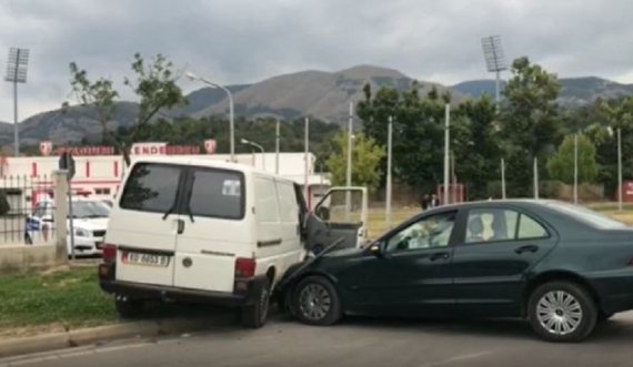 Aksident trafiku mes një furgoni dhe një veture