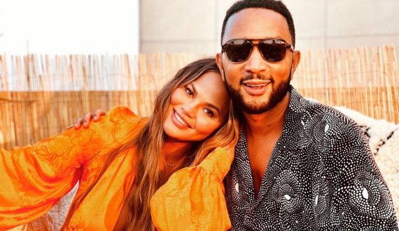 Chrissy Teigen zbulon padashje gjininë e bebushit që po pret!