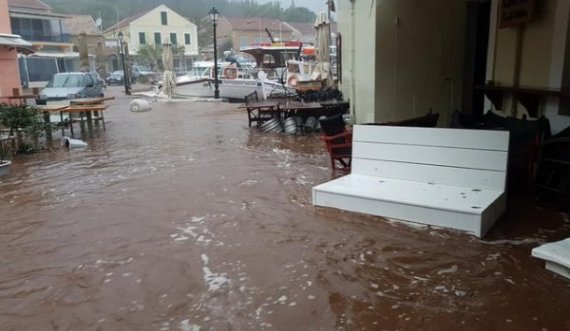 Tmerr në Greqi pas ciklonit, njerëz të bllokuar nëpër shtëpi dhe vetura të ngecura në rrugë