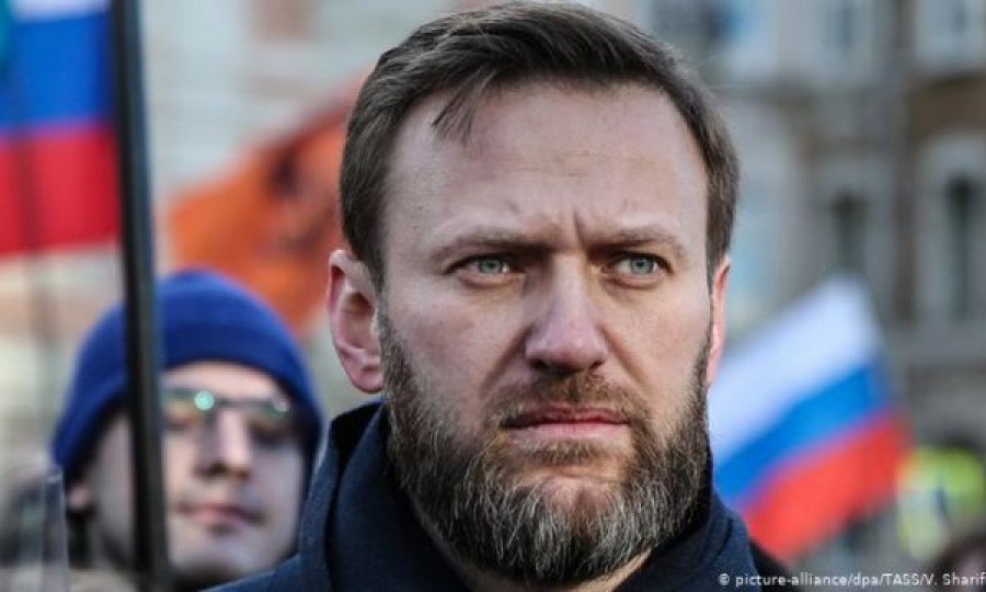 Kremlini i konsideron “absurde” raportimet për gjurmë të Noviçokut në shishen e Navalnyt