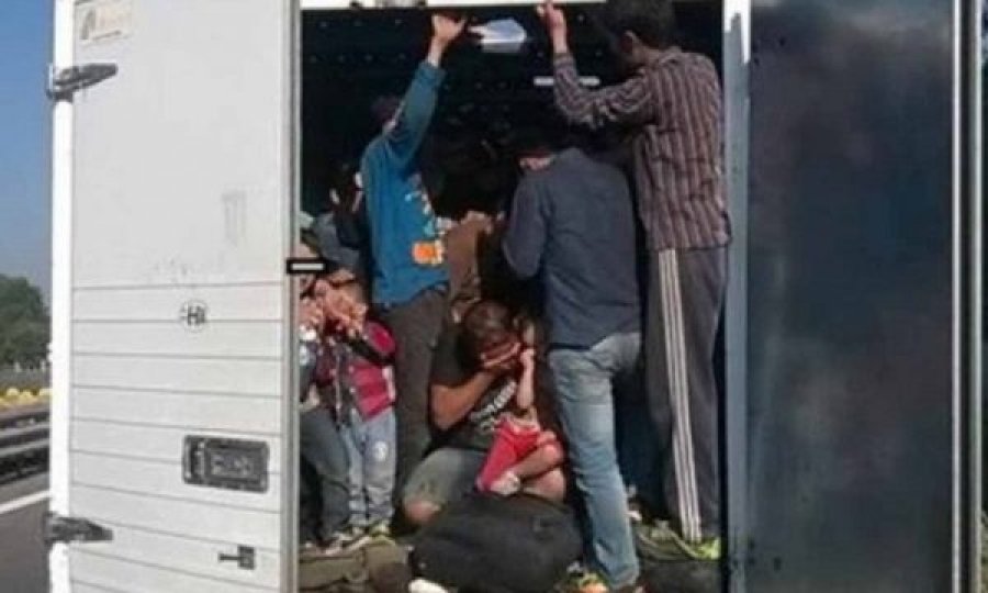 Policia i kap 24 emigrantë nga Siria të fshehur në një kamion në Drenas