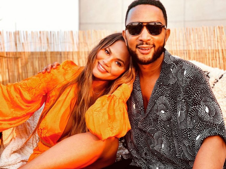 Chrissy Teigen zbulon padashje gjininë e bebushit që po pret!