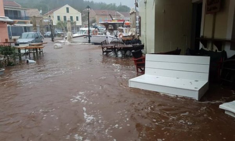 Tmerr në Greqi pas ciklonit, njerëz të bllokuar nëpër shtëpi dhe vetura të ngecura në rrugë