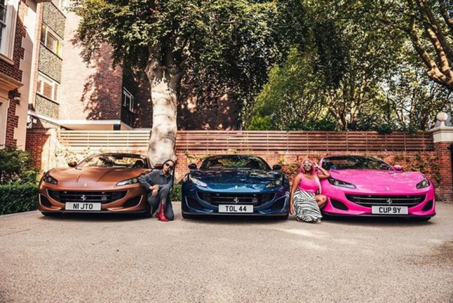 Dhurata për tre vajzat: Miliarderi blen tre Ferrari të njëjtë, nga 180.000 euro secili
