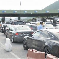 Kosovarët ia mësyjnë bregdetit shqiptar pavarësisht uljes së temperaturave