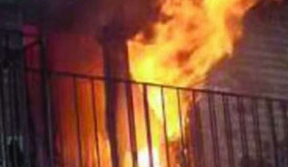 Dy shtëpi banimi përfshihen nga zjarri në Malishevë, lëndohet një zjarrfikës
