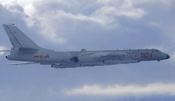 Kina dërgon 18 aeroplanë luftarakë në Ngushticën e Tajvanit gjatë vizitës së të dërguarit amerikan