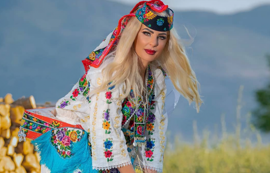  Deputetja Duda Balje shkëlqen në veshjet tradicionale shqiptare