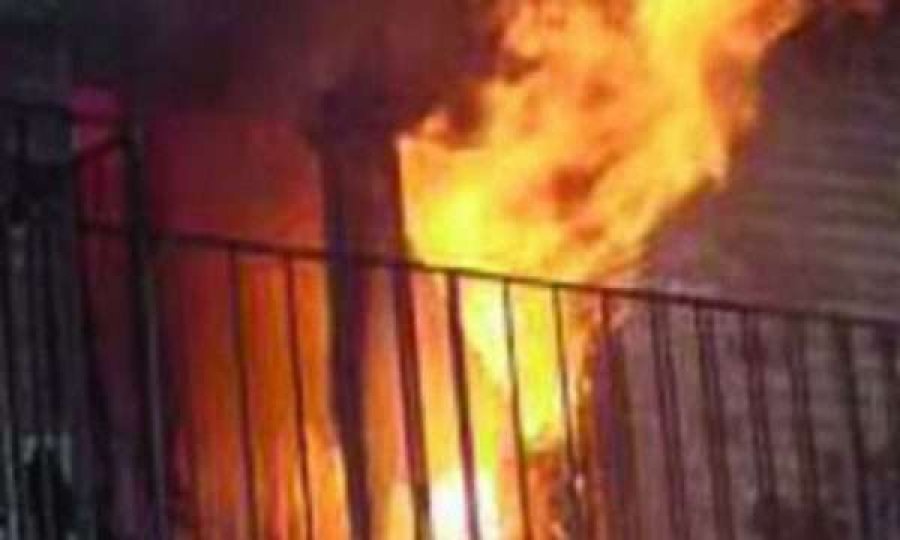 Dy shtëpi banimi përfshihen nga zjarri në Malishevë, lëndohet një zjarrfikës