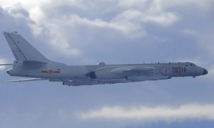Kina dërgon 18 aeroplanë luftarakë në Ngushticën e Tajvanit gjatë vizitës së të dërguarit amerikan