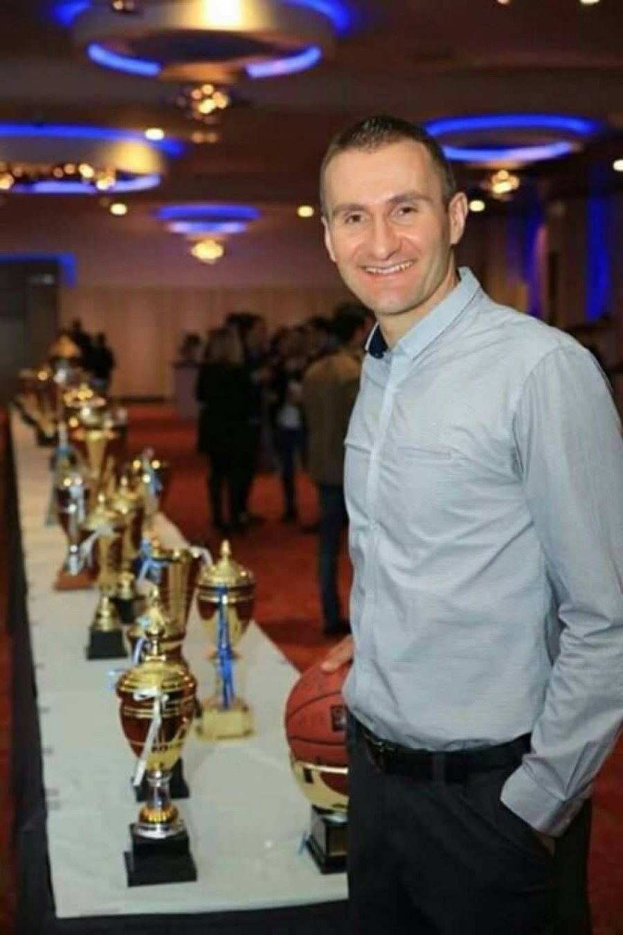 Ikona e Prishtinës Edmond Azemi sot feston ditëlindjen, ja sa vjet mbushë