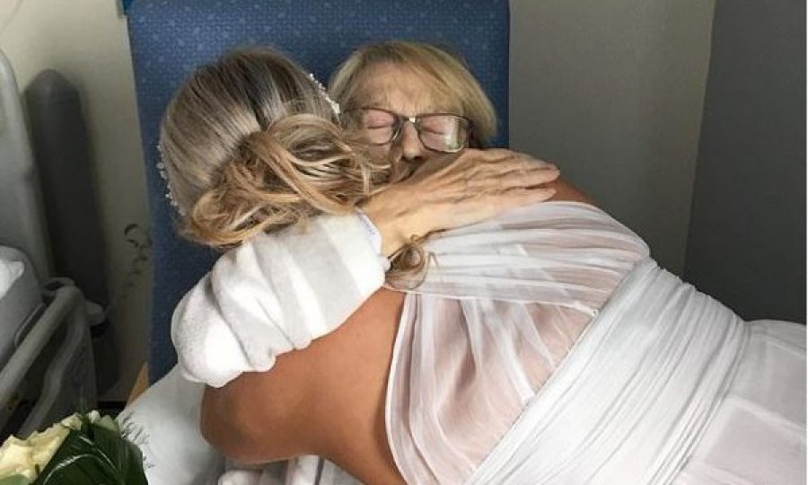 E veshur me fustan të bardhë, vajza befason nënën e sëmurë me kancer në shtratin e spitalit