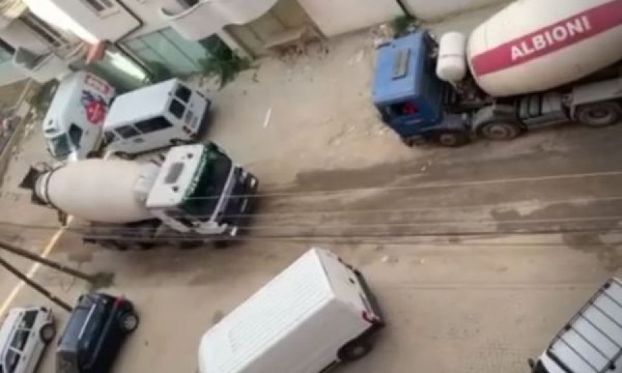 Zhurmë e pluhur nga kamionët qysh në mëngjes në rrugën ‘Muharrem Fejza’ në Prishtinë