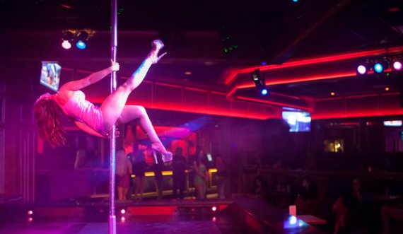 Rrëfimi i striptistes nga Tirana: Vijnë burra të martuar. Ja sa bakshishe kap!