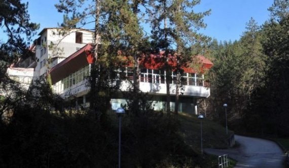 Boshnjakët përpiqen ta heqin “hotelin e tmerreve” nga Google